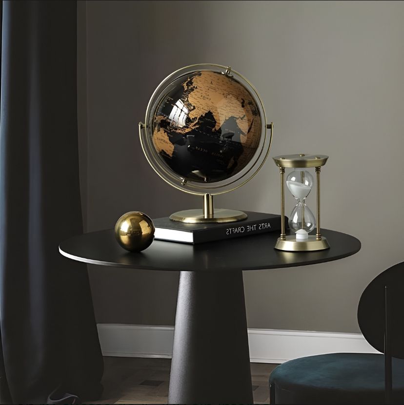 Globo Terráqueo Decorativo en Soporte Metálico Negro y Dorado - ALTOQUE