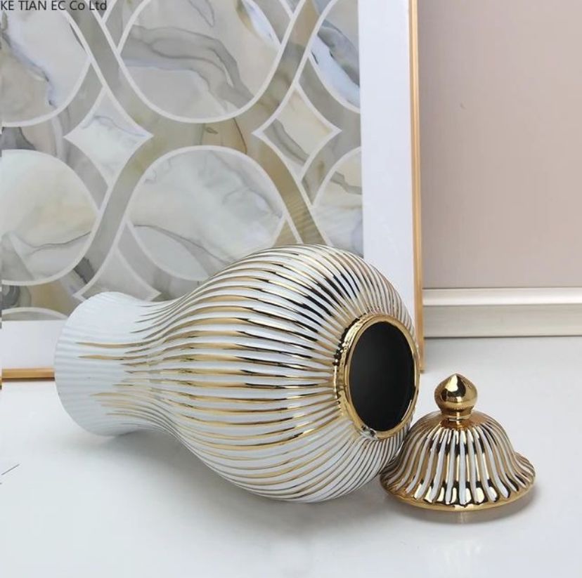 Jarrón con Tapa y Detalles en Dorado - ALTOQUE