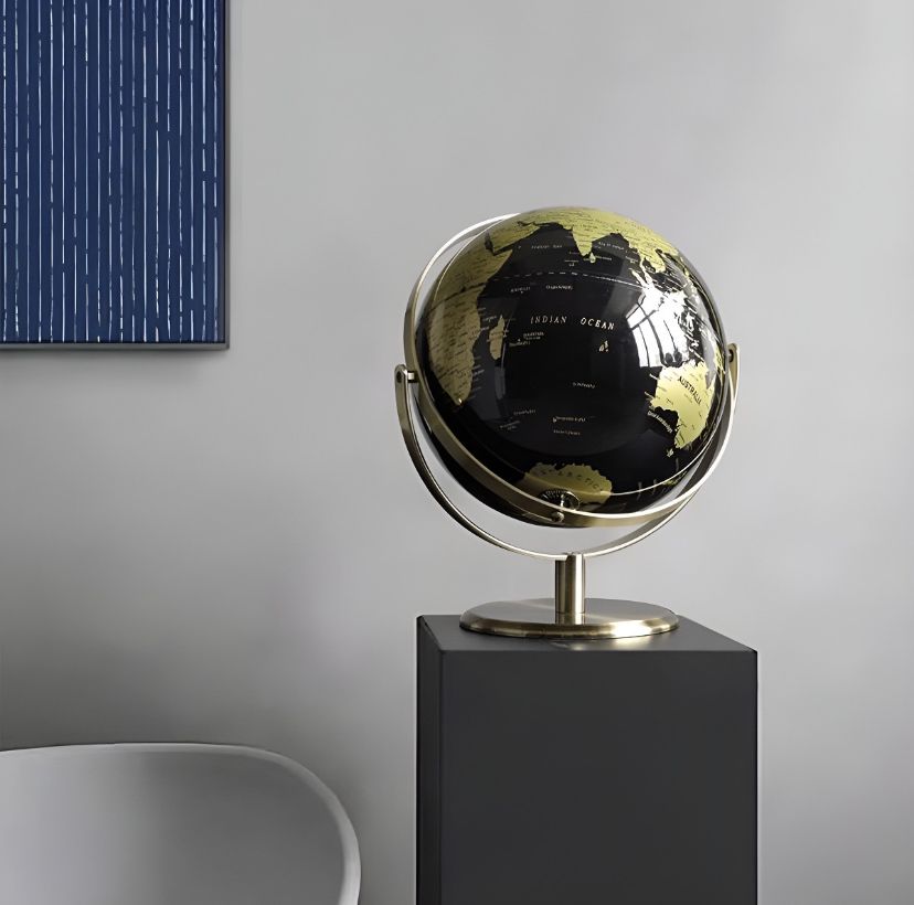 Globo Terráqueo Decorativo en Soporte Metálico Negro y Dorado - ALTOQUE