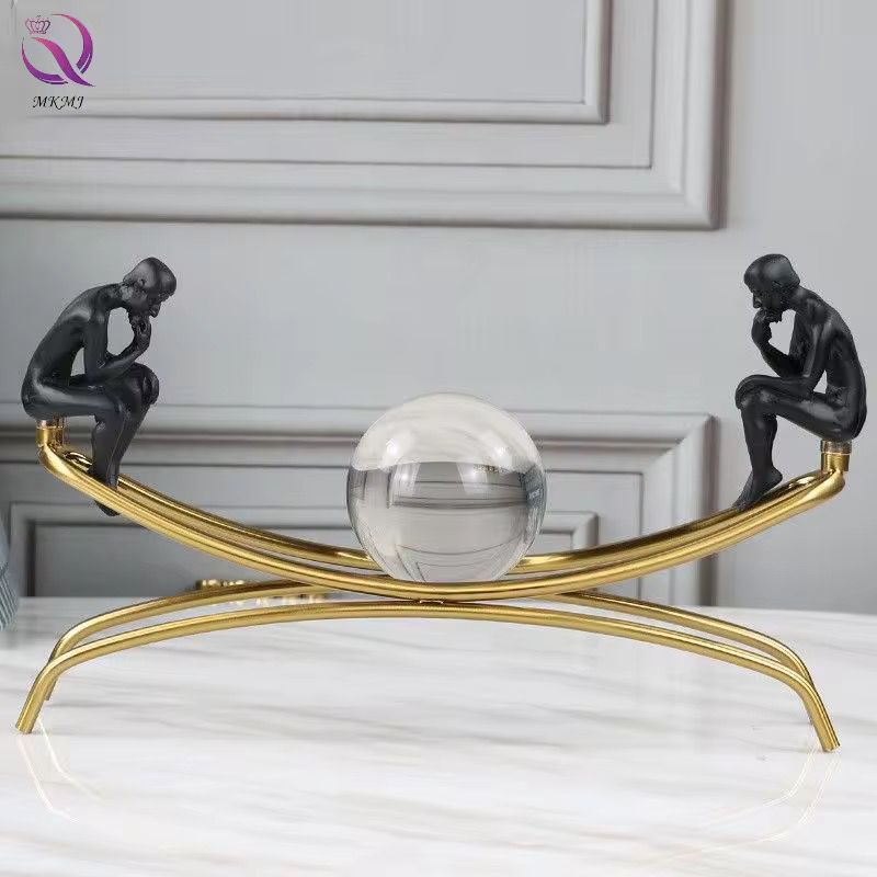 Escultura Pensante con Esfera de Cristal - ALTOQUE
