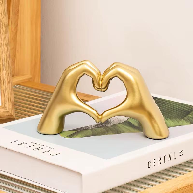 Adorno Manos en Corazón  Doradas
