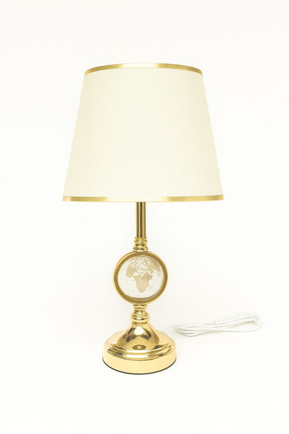 Lámpara Clásica Dorada con Mundo en Relieve