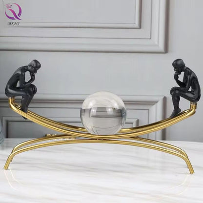 Escultura Pensante con Esfera de Cristal - ALTOQUE